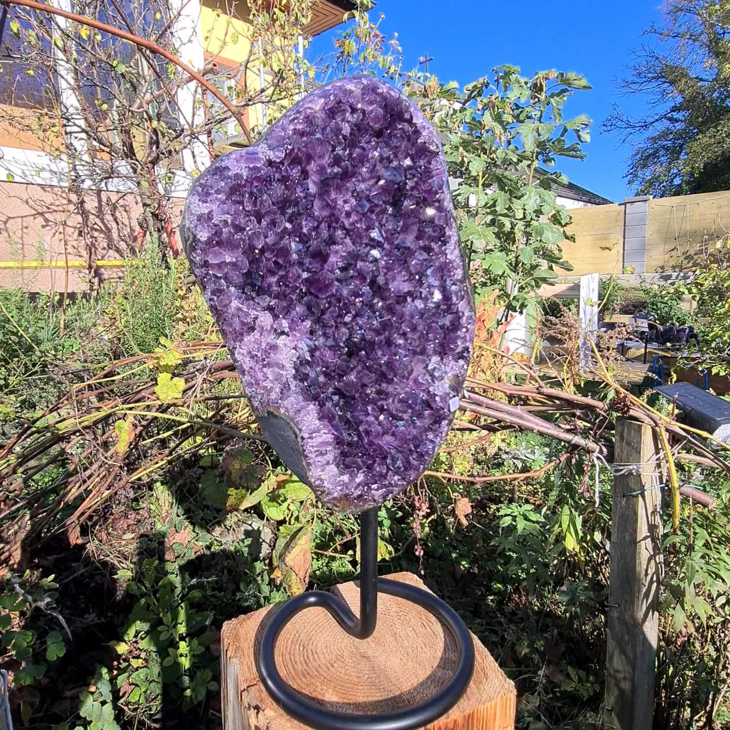 Rohes Amethyststück auf Ständer Amethystdruse Geode