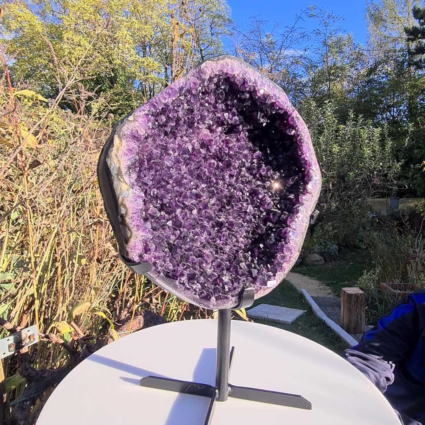 Amethyststück auf Metallständer 