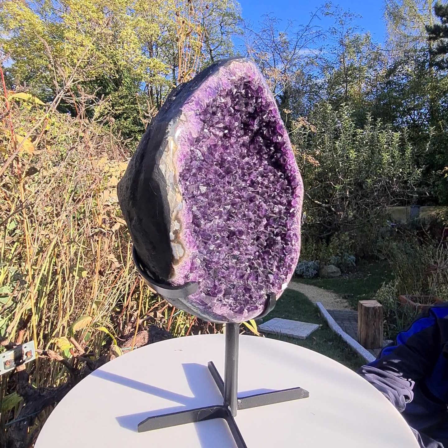 Amethyststück auf Metallständer 