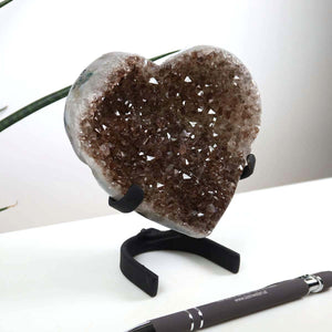 Amethyst Druse Amethyst Geode in Herzform mit Metallsockel 11x11cm - NR-11, funkelt in tiefviolettem Kristall vor weißem Hintergrund.