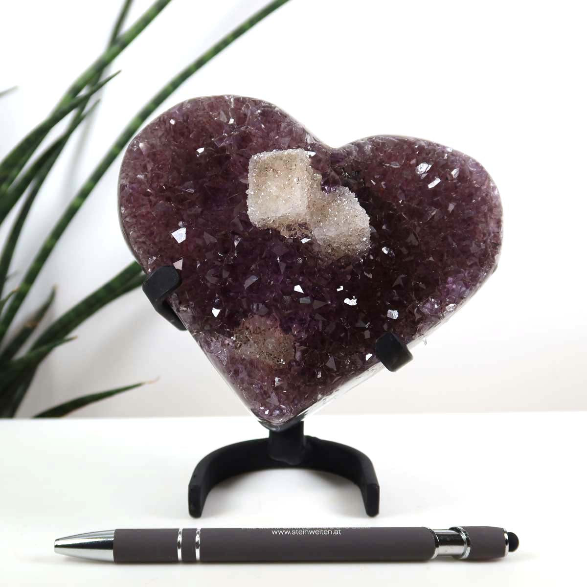 Amethyst Druse Amethyst Geode in Herzform mit Metallsockel 11x11cm - NR-12 auf einem Ständer, faszinierende violette Kristallstruktur