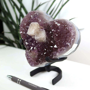 Amethyst Druse Amethyst Geode in Herzform mit Metallsockel 11x11cm - NR-12 auf weißem Hintergrund.