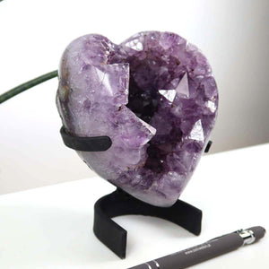 Amethyst Druse Amethyst Geode in Herzform mit Metallsockel 10x11cm - NR-13, glänzende violette Kristallstruktur auf stabilem Sockel