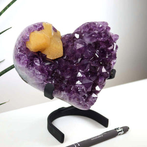 Amethyst Druse Amethyst Geode in Herzform mit Metallsockel 16x12cm - NR-15, displaying deep violet crystals on a sturdy metal stand