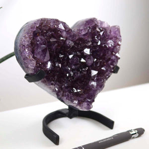 Amethyst Druse Amethyst Geode in Herzform mit Metallsockel 14x12cm - NR-17, glitzerndes lila Herz auf stabiler Halterung