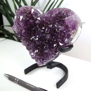Amethyst Druse Amethyst Geode in Herzform mit Metallsockel 14x12cm - NR-17, Brazilian amethyst heart with crystal structure