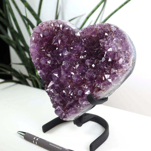 Amethyst Druse Amethyst Geode in Herzform mit Metallsockel 15x15cm - NR-18, funkelt in tiefvioletten Kristallen auf schwarzem Sockel.