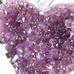 Amethyst Druse Amethyst Geode in Herzform mit Metallsockel 15x15cm - NR-18 funkelt in tiefem Violett und präsentiert sich kunstvoll geschliffen.