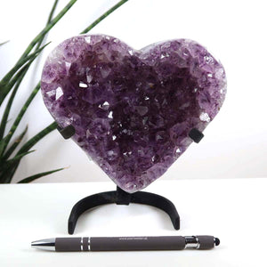 Amethyst Druse Amethyst Geode in Herzform mit Metallsockel 15x12cm - NR-19 displaying rich purple crystals on stand.
