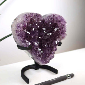 Amethyst Druse Amethyst Geode in Herzform mit Metallsockel 15x12cm - NR-19, glitzerndes violettes Kristallkunstwerk auf Ständer