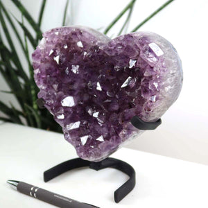 Amethyst Druse Amethyst Geode in Herzform mit Metallsockel 15x12cm - NR-19, präsentiert mit violetten Kristallen auf stabiler Basis.