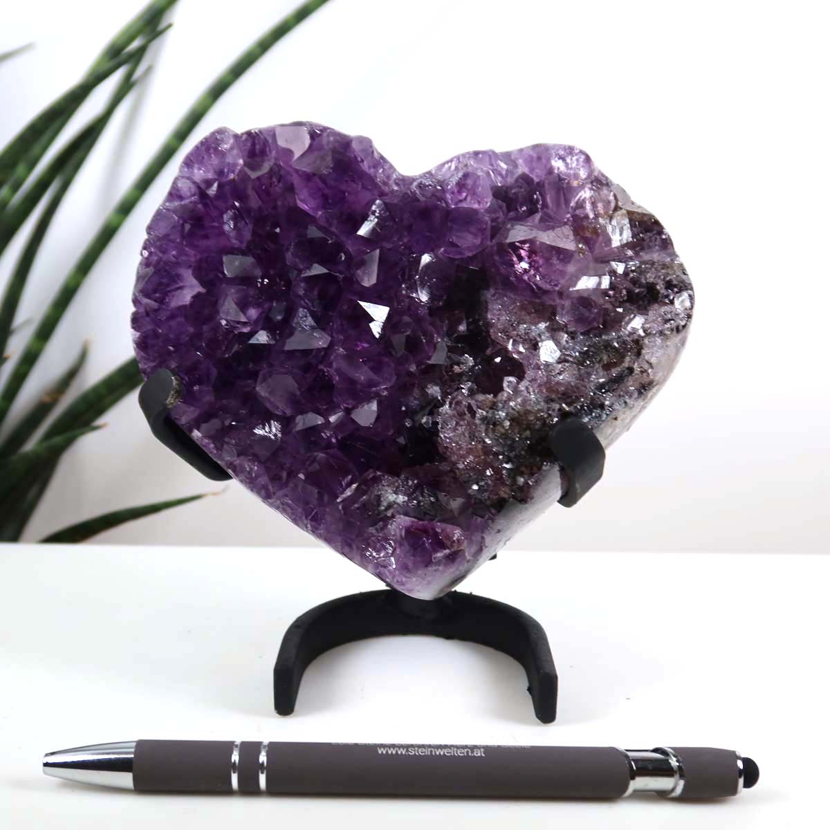 Amethyst Druse Amethyst Geode in Herzform mit Metallsockel 13x10cm - NR-20 auf weißem Hintergrund