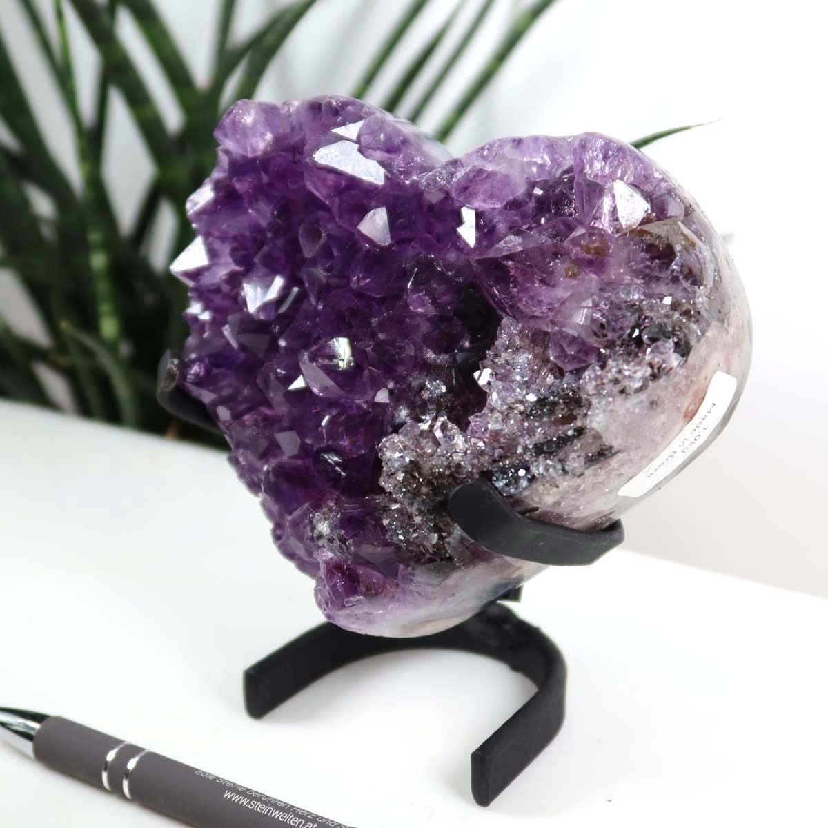 Amethyst Druse Amethyst Geode in Herzform mit Metallsockel 13x10cm - NR-20 auf weißem Hintergrund