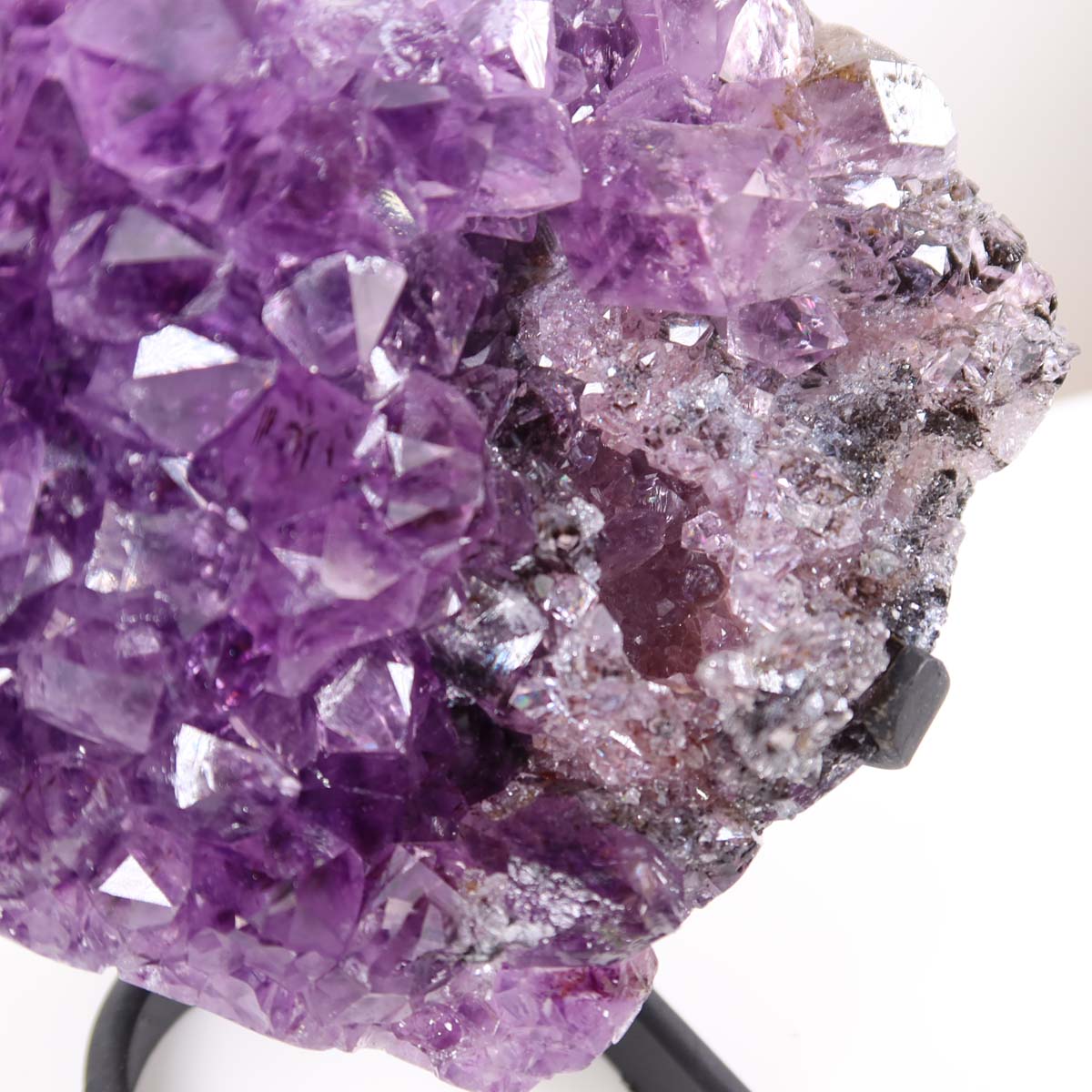 Amethyst Druse Amethyst Geode in Herzform mit Metallsockel 13x10cm - NR-20, displaying deep purple crystals and sparkling structure.