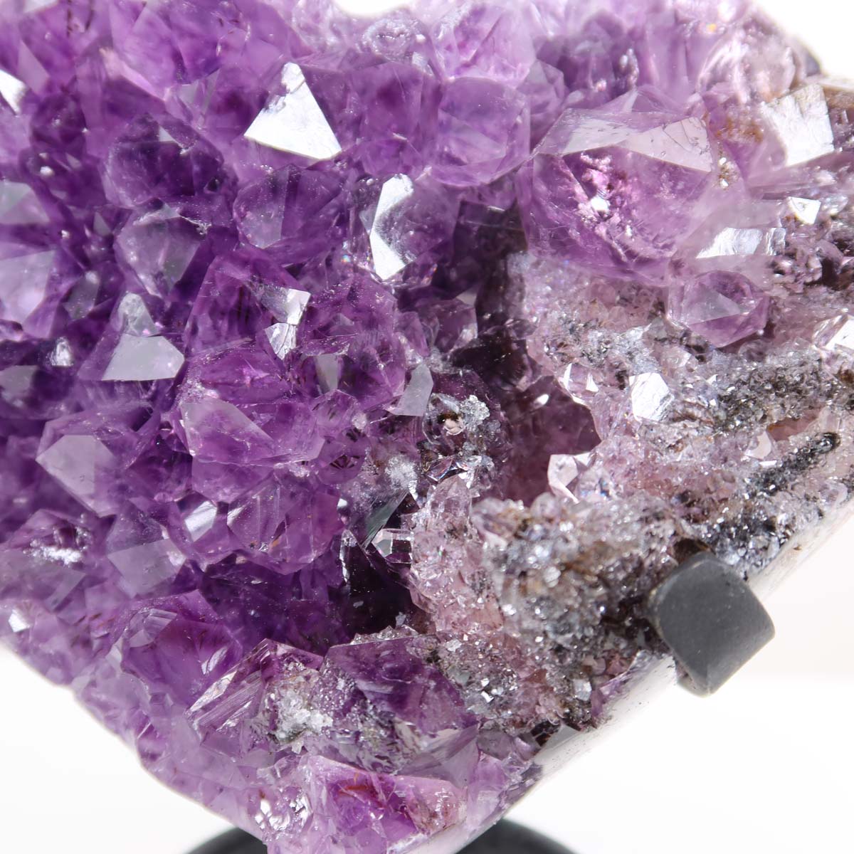 Amethyst Druse Amethyst Geode in Herzform mit Metallsockel 13x10cm - NR-20, violette Kristallstruktur auf weißem Hintergrund