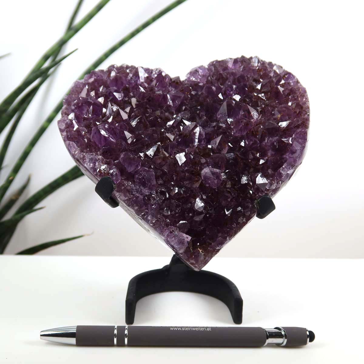 Amethyst Druse Amethyst Geode in Herzform mit Metallsockel 14x14cm - NR-21, dekorativer Stand mit tiefviolettem Amethyst.