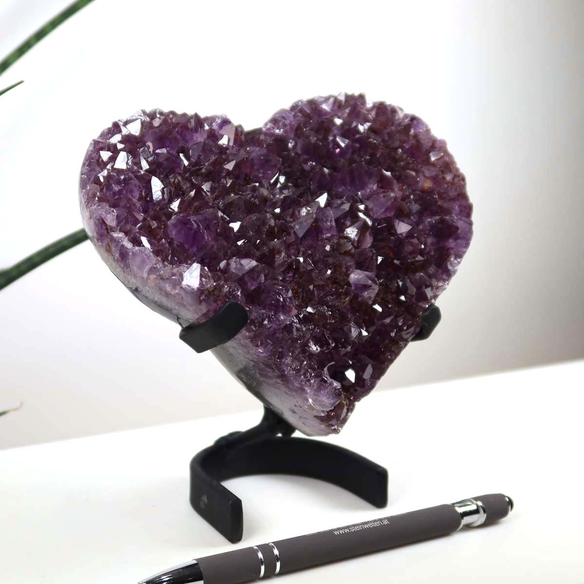Amethyst Druse Amethyst Geode in Herzform mit Metallsockel 14x14cm - NR-21, dekorativer Stand mit tiefviolettem Amethyst.