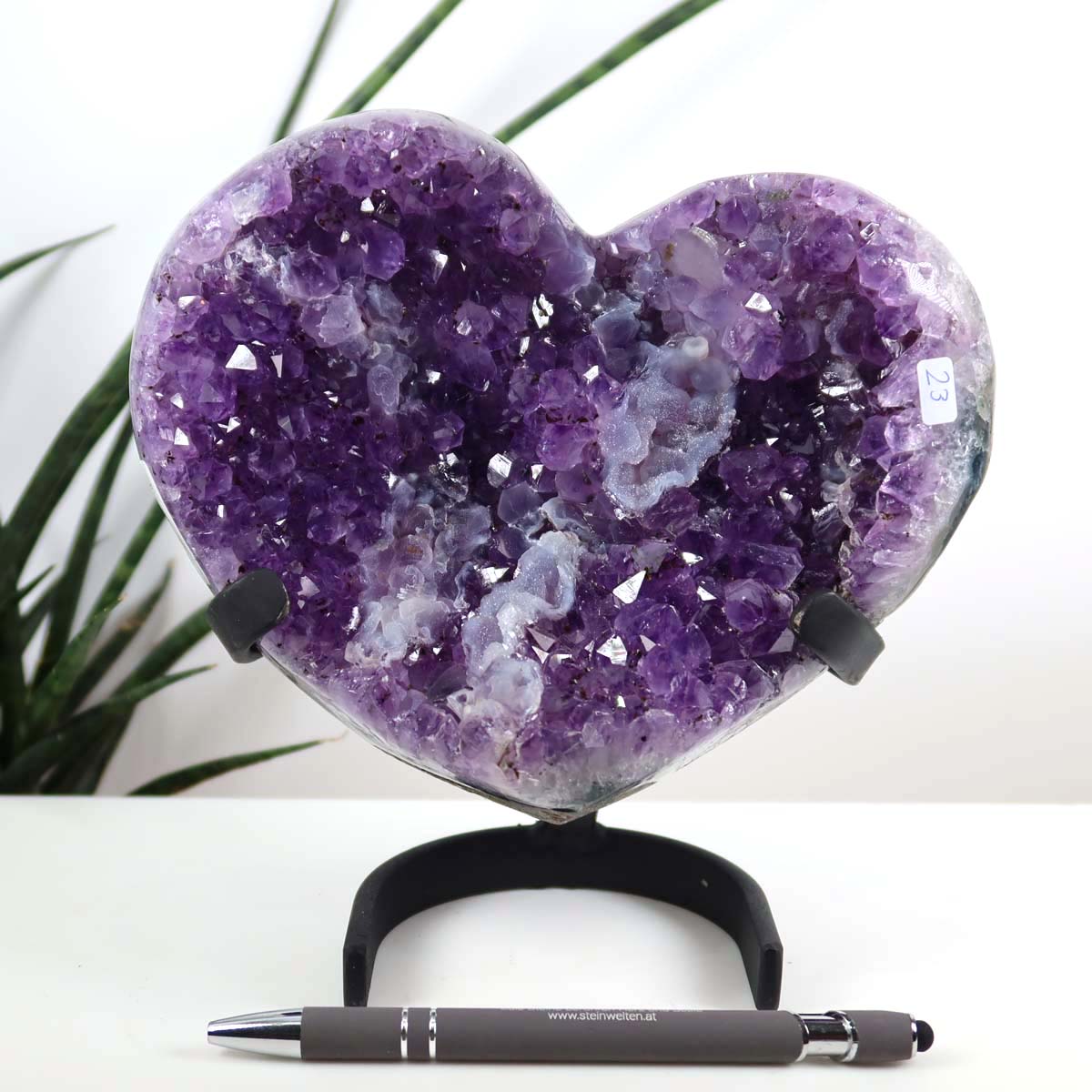 Amethyst Druse Amethyst Geode in Herzform mit Metallsockel 18x14cm - NR-23, brasilianisches Kunstwerk mit tiefvioletten Kristallen.