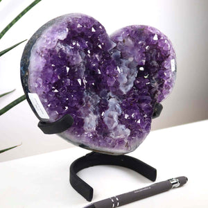 Amethyst Druse Amethyst Geode in Herzform mit Metallsockel 18x14cm - NR-23, hochwertiger brasilianischer Amethyst mit violetten Kristallen