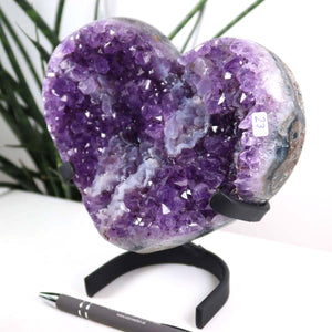 Amethyst Druse Amethyst Geode in Herzform mit Metallsockel 18x14cm - NR-23 in Herzform auf stabilem Metallsockel