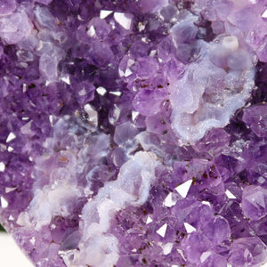 Nahaufnahme von Amethyst Druse Amethyst Geode in Herzform mit Metallsockel 18x14cm - NR-23, leuchtende violette Kristallstrukturen