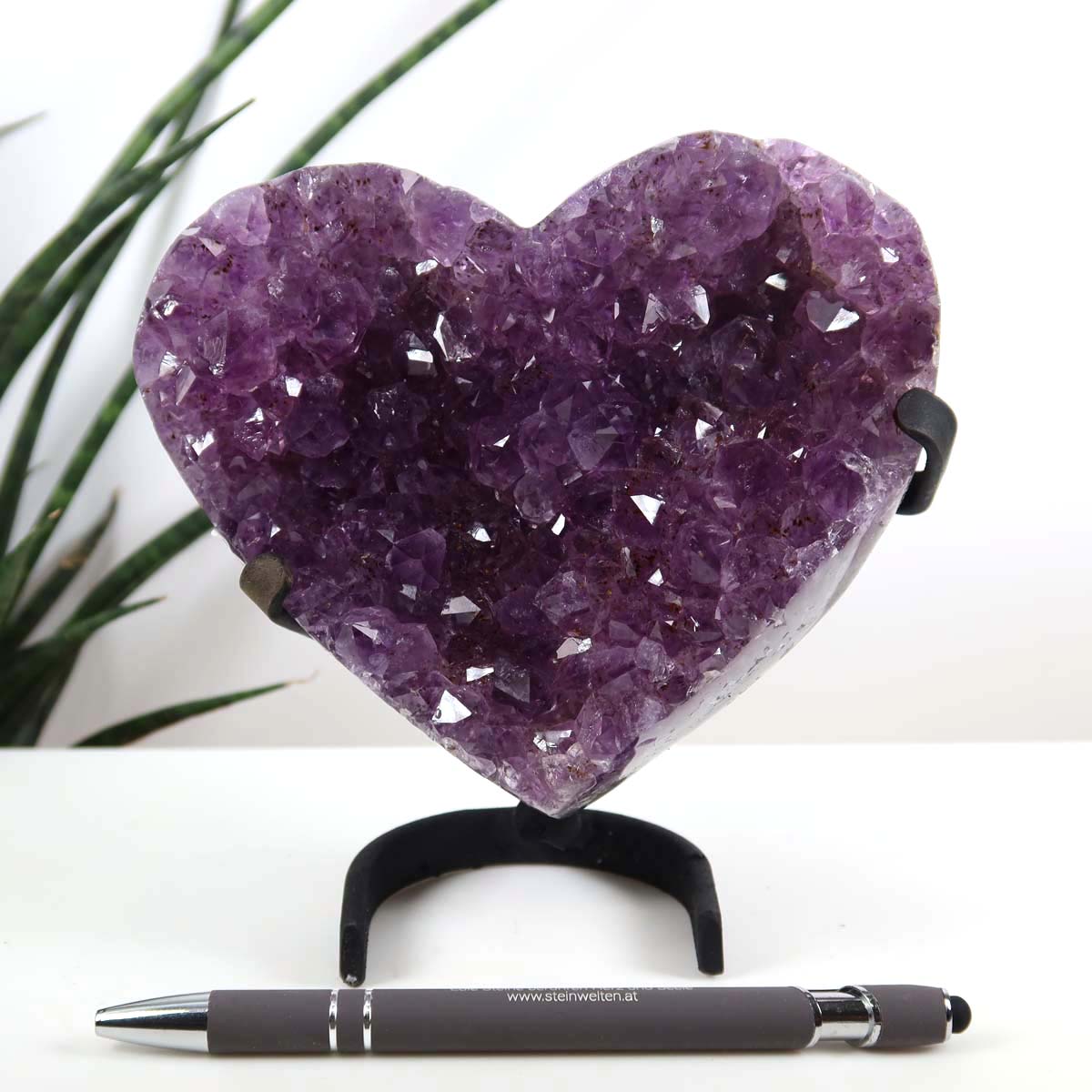 Amethyst Druse Amethyst Geode in Herzform mit Metallsockel 14x12cm - NR-24, funkelndes Herz aus brasilianischem Amethyst auf Halterung