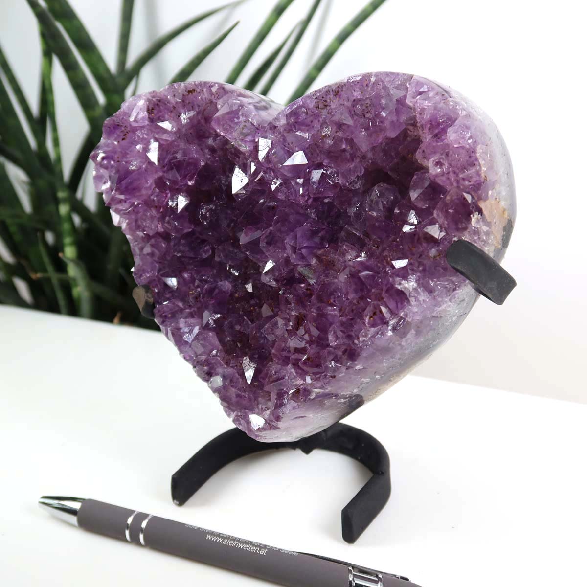 Amethyst Druse Amethyst Geode in Herzform mit Metallsockel 14x12cm - NR-24, funkelndes Herz aus brasilianischem Amethyst auf Halterung