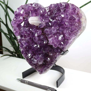 Amethyst Druse Amethyst Geode in Herzform mit Metallsockel 21x20cm - NR-25 auf Ständer, tiefviolette Kristalle, brasilianisches Kunstwerk