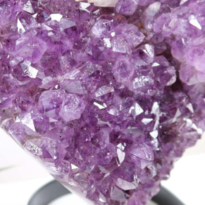 Amethyst Druse Amethyst Geode in Herzform mit Metallsockel 21x20cm - NR-25, hochwertiger Amethyst mit tiefvioletten Kristallstrukturen.