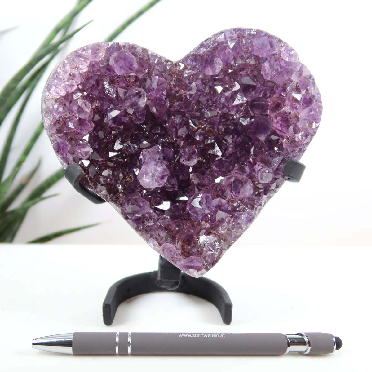 Amethyst Druse Amethyst Geode in Herzform mit Metallsockel 13x12cm - NR-26, präsentiert auf einem Metallsockel mit glitzernden Kristallen.
