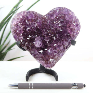 Amethyst Druse Amethyst Geode in Herzform mit Metallsockel 13x12cm - NR-26, präsentiert auf einem Metallsockel mit glitzernden Kristallen.