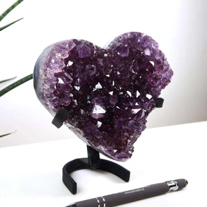 Amethyst Druse Amethyst Geode in Herzform mit Metallsockel 13x12cm - NR-26, hochwertiges brasilianisches Amethyst-Kunstwerk