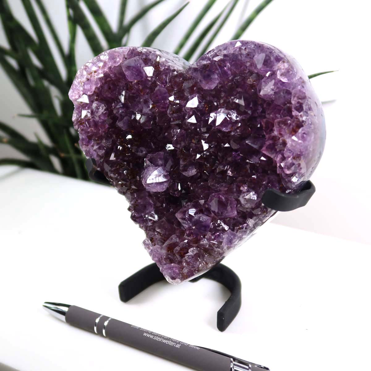 Amethyst Druse Amethyst Geode in Herzform mit Metallsockel 13x12cm - NR-26, violet crystal heart on metal stand with greenery background