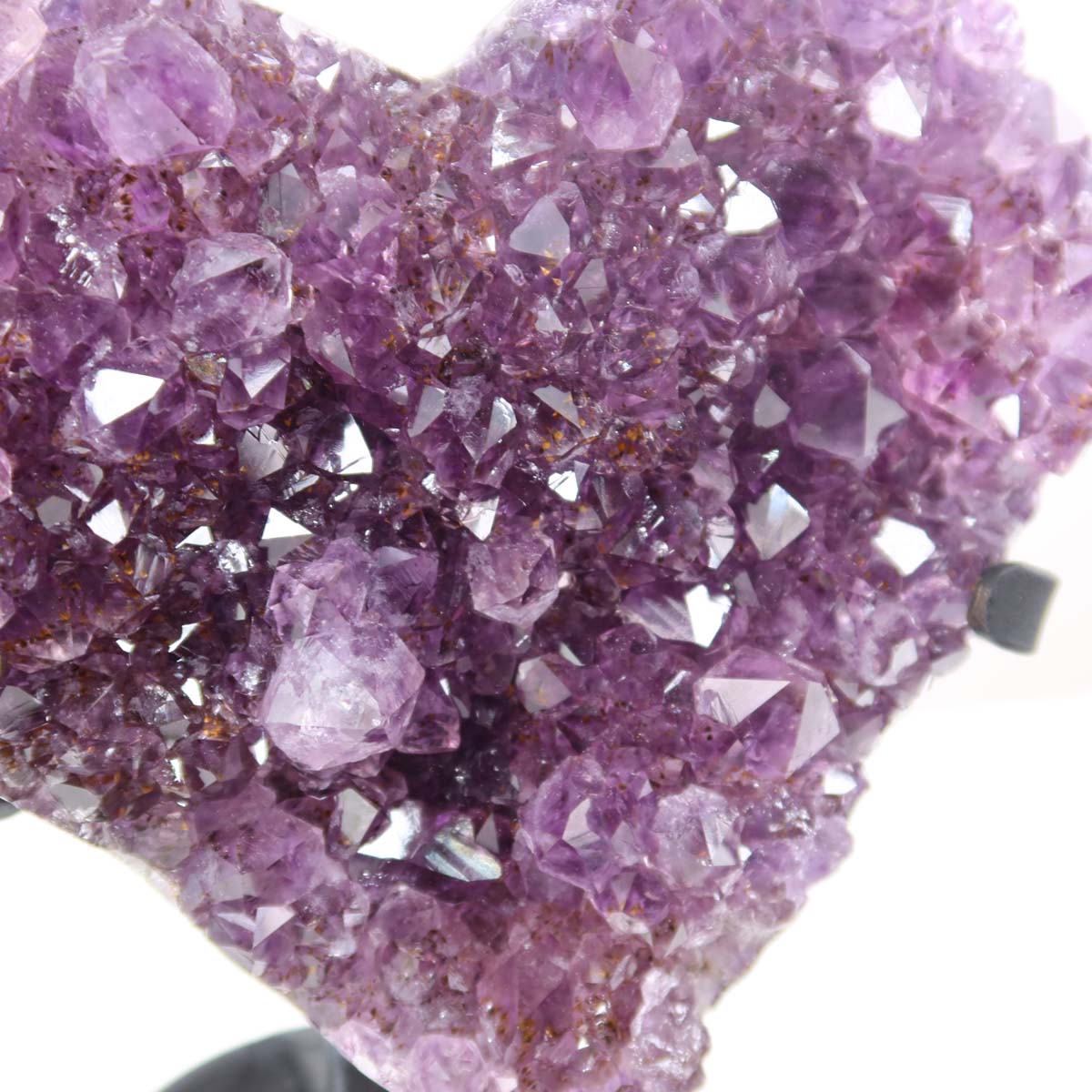 Amethyst Druse Amethyst Geode in Herzform mit Metallsockel 13x12cm - NR-26, funkelnde violette Kristalle auf stabilem Sockel