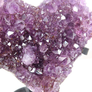 Amethyst Druse Amethyst Geode in Herzform mit Metallsockel 13x12cm - NR-26, funkelnde violette Kristalle auf stabilem Sockel