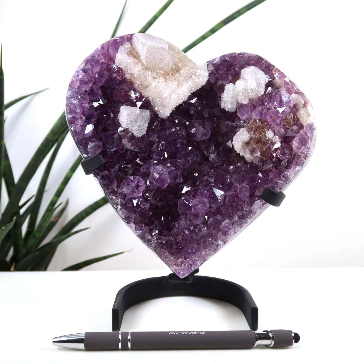 Amethyst Druse Amethyst Geode in Herzform mit Metallsockel 15x15cm - NR-27 on display with pen for size comparison.