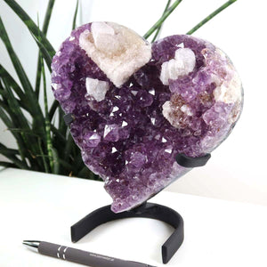 Amethyst Druse Amethyst Geode in Herzform mit Metallsockel 15x15cm - NR-27, featuring deep purple crystals on a metal stand.