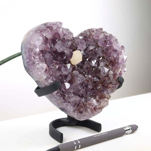 Amethyst Druse Amethyst Geode in Herzform mit Metallsockel 14x13cm - NR-3, funkelnde violette Kristalle in Herzform auf Metallständer