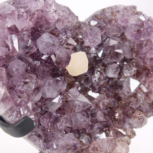 Amethyst Druse Amethyst Geode in Herzform mit Metallsockel 14x13cm - NR-3, brasilianischer Amethyst mit tiefvioletten Kristallen.