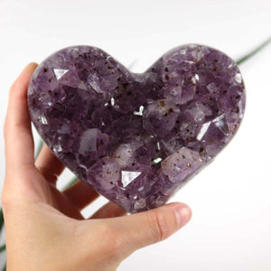 Amethyst Druse Amethyst Geode in Herzform mit Metallsockel 10x10cm - NR-4, präsentiert in einer Hand, violette Kristallstruktur