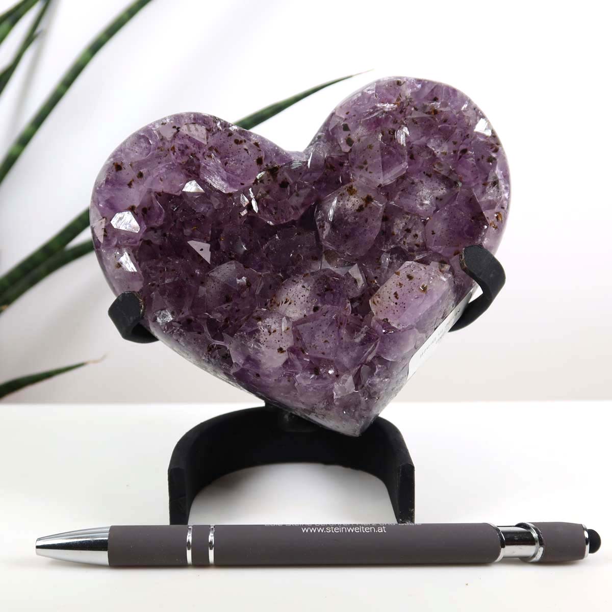 Amethyst Druse Amethyst Geode in Herzform mit Metallsockel 10x10cm - NR-4, brasilianisches Amethyst-Herz auf schwarzem Sockel