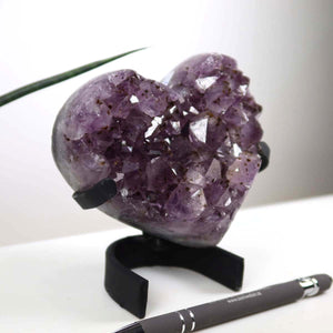 Amethyst Druse Amethyst Geode in Herzform mit Metallsockel 10x10cm - NR-4, brasilianisches Kristallkunstwerk auf Ständer
