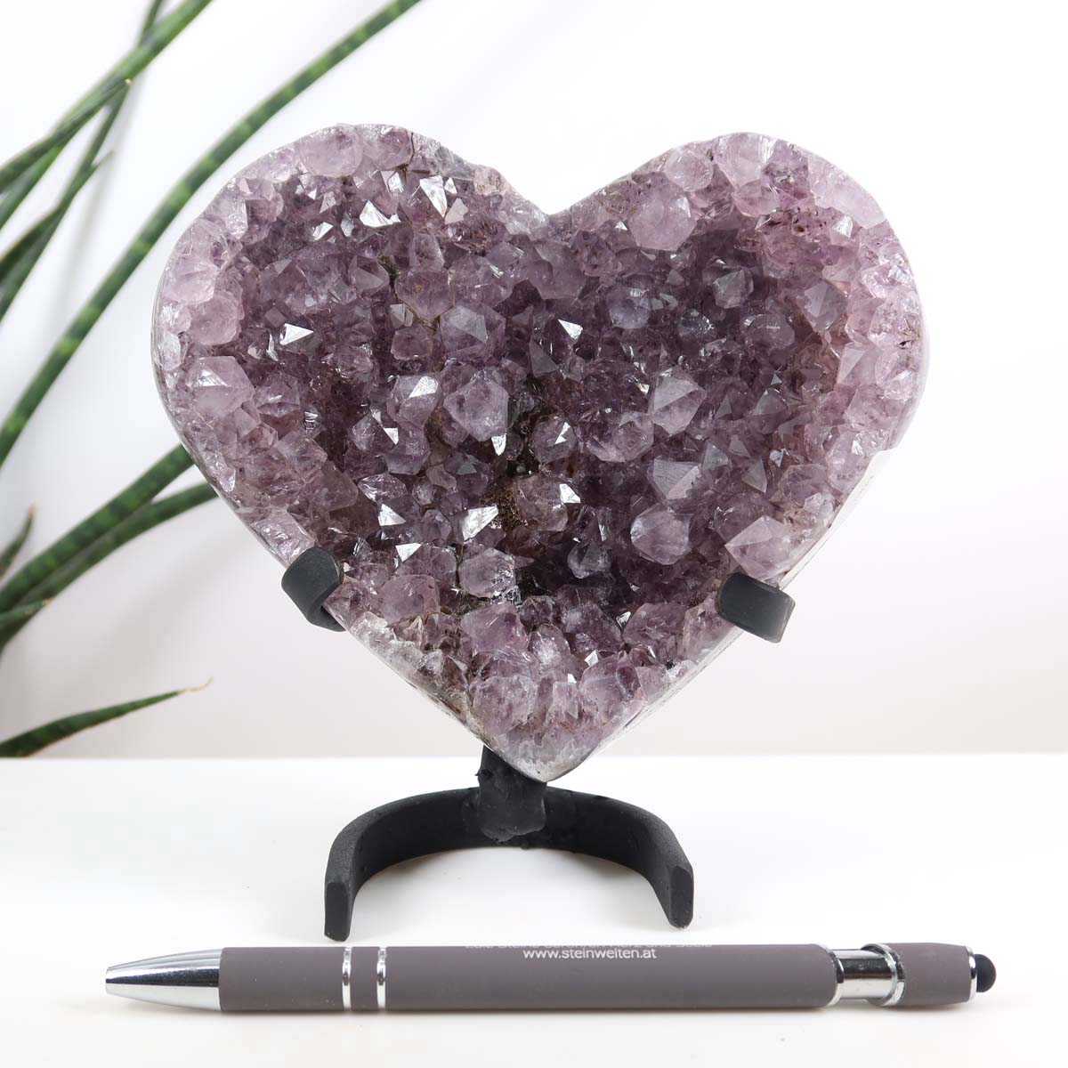 Amethyst Druse Amethyst Geode in Herzform mit Metallsockel 13x11cm - NR-5 auf Tisch mit Stift