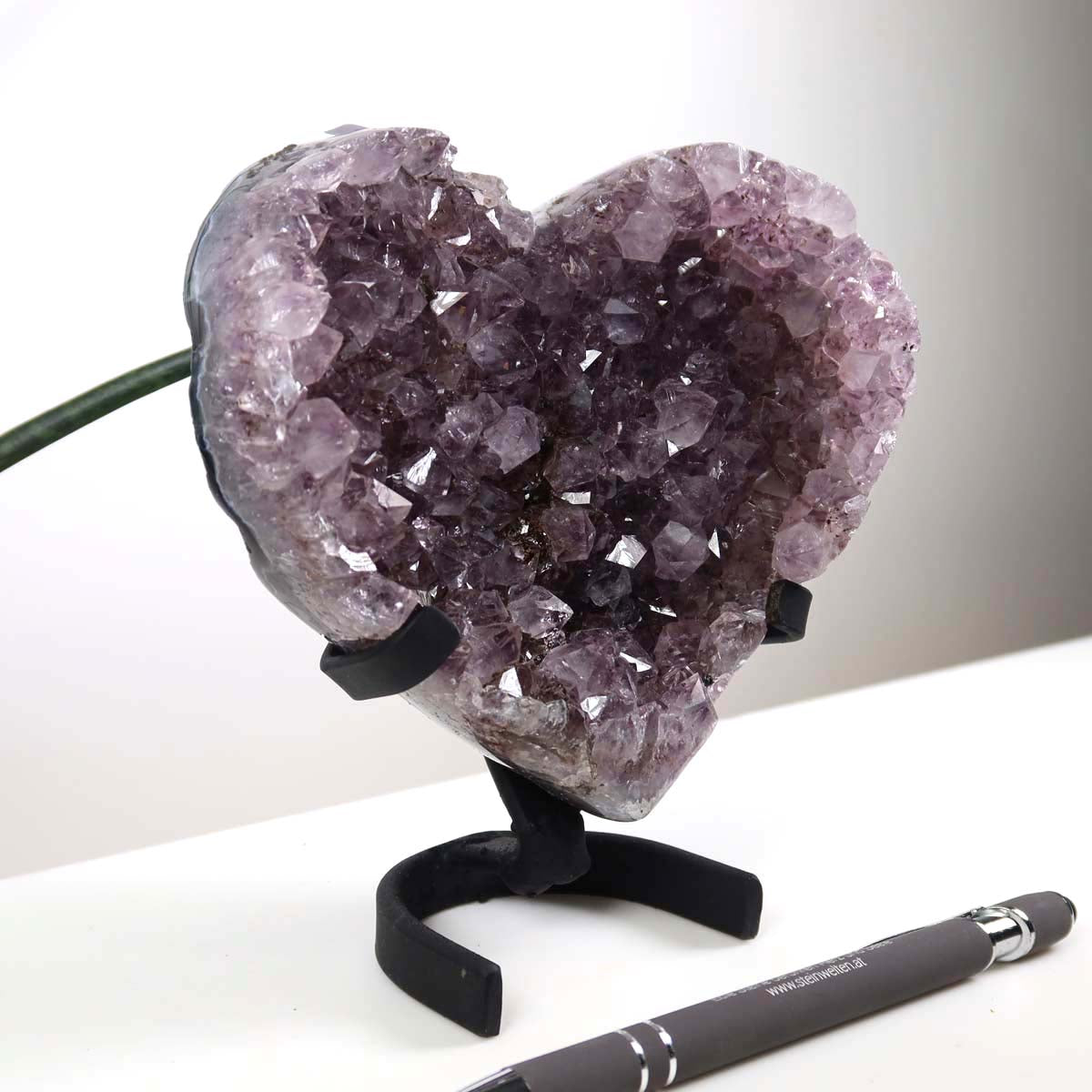 Amethyst Druse Amethyst Geode in Herzform mit Metallsockel 13x11cm - NR-5 auf schwarzem Ständer