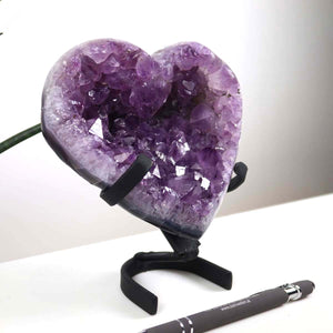 Amethyst Druse Amethyst Geode in Herzform mit Metallsockel 12x12cm - NR-6, featuring deep violet hues and sparkling crystals.