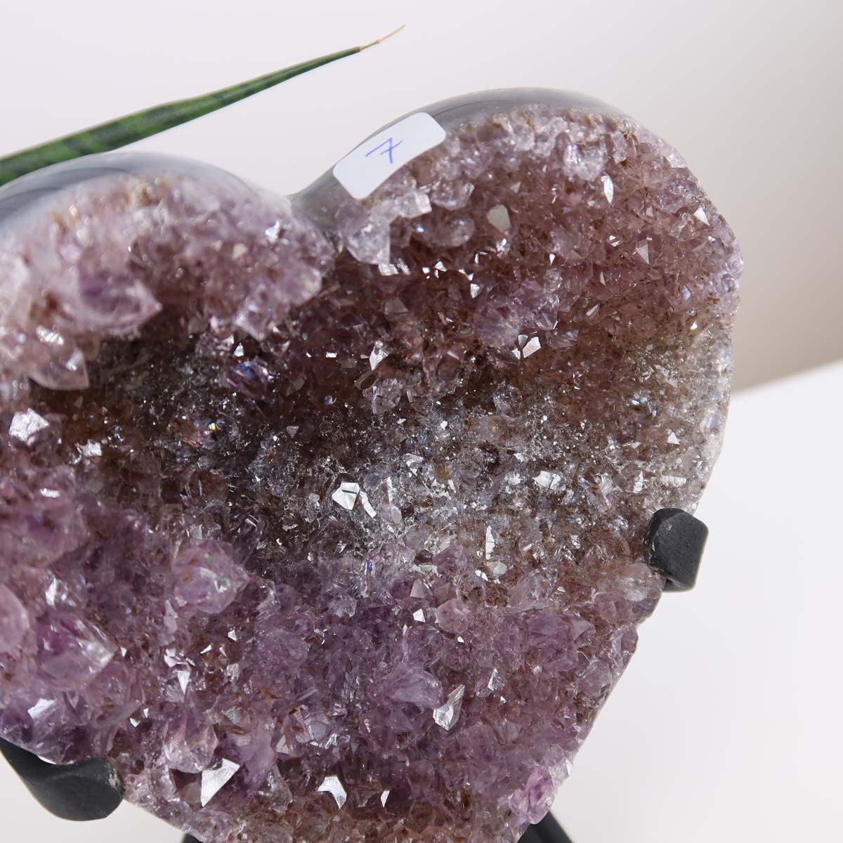 Amethyst Druse Amethyst Geode in Herzform mit Metallsockel 10x12cm - Nr-7, funkelnde violette Kristalle auf schwarzem Halter