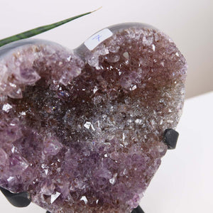 Amethyst Druse Amethyst Geode in Herzform mit Metallsockel 10x12cm - Nr-7, funkelnde violette Kristalle auf schwarzem Halter