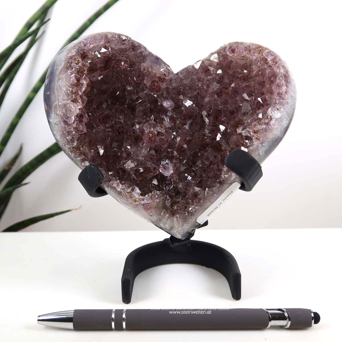 Amethyst Druse Amethyst Geode in Herzform mit Metallsockel 13x12cm - NR-9 auf weißem Tisch präsentiert