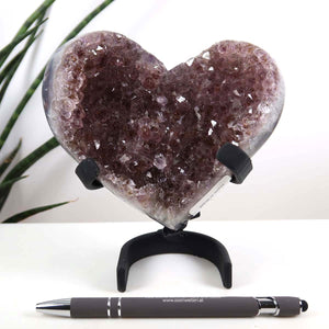Amethyst Druse Amethyst Geode in Herzform mit Metallsockel 13x12cm - NR-9 auf weißem Tisch präsentiert