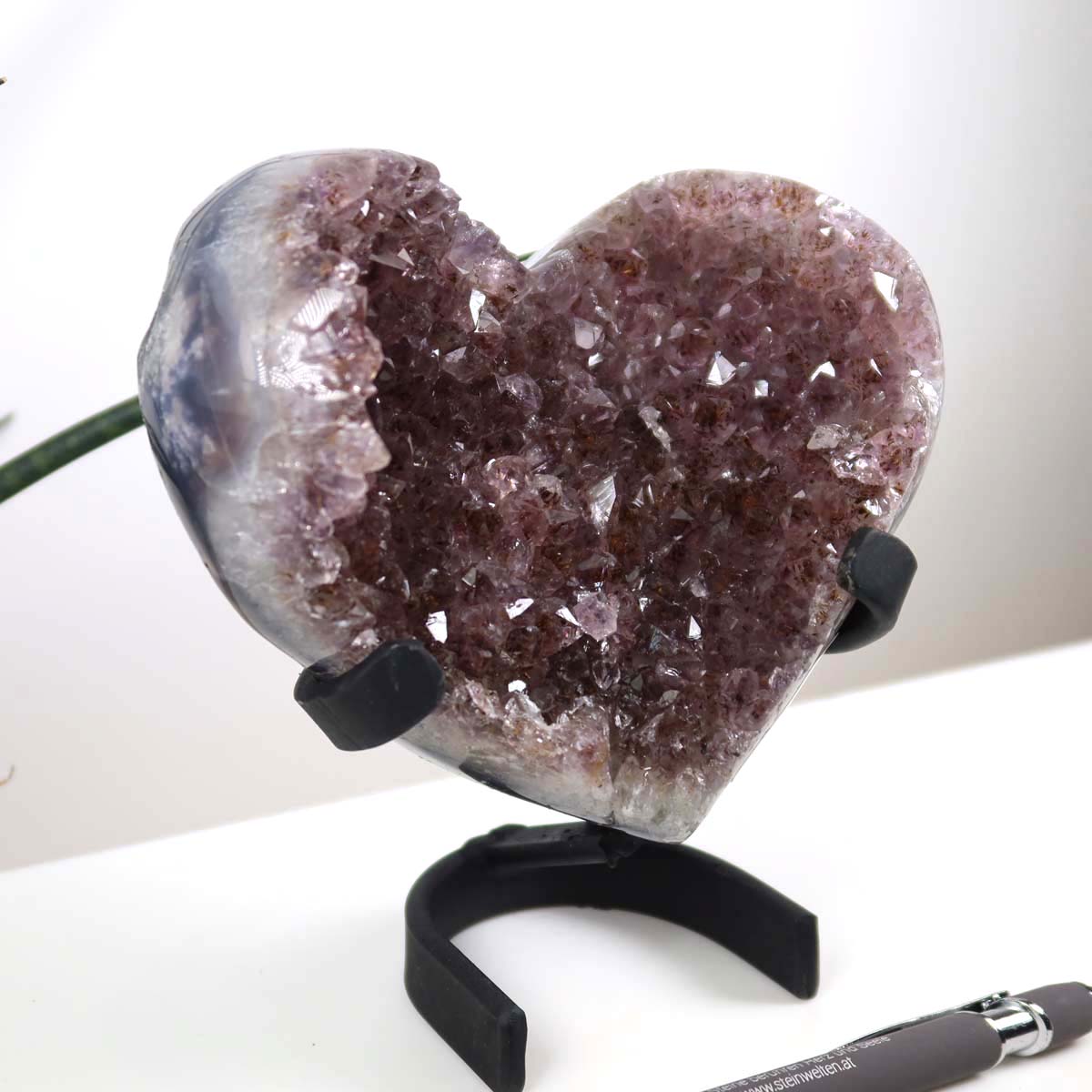 Amethyst Druse Amethyst Geode in Herzform mit Metallsockel 13x12cm - NR-9 auf weißem Tisch präsentiert